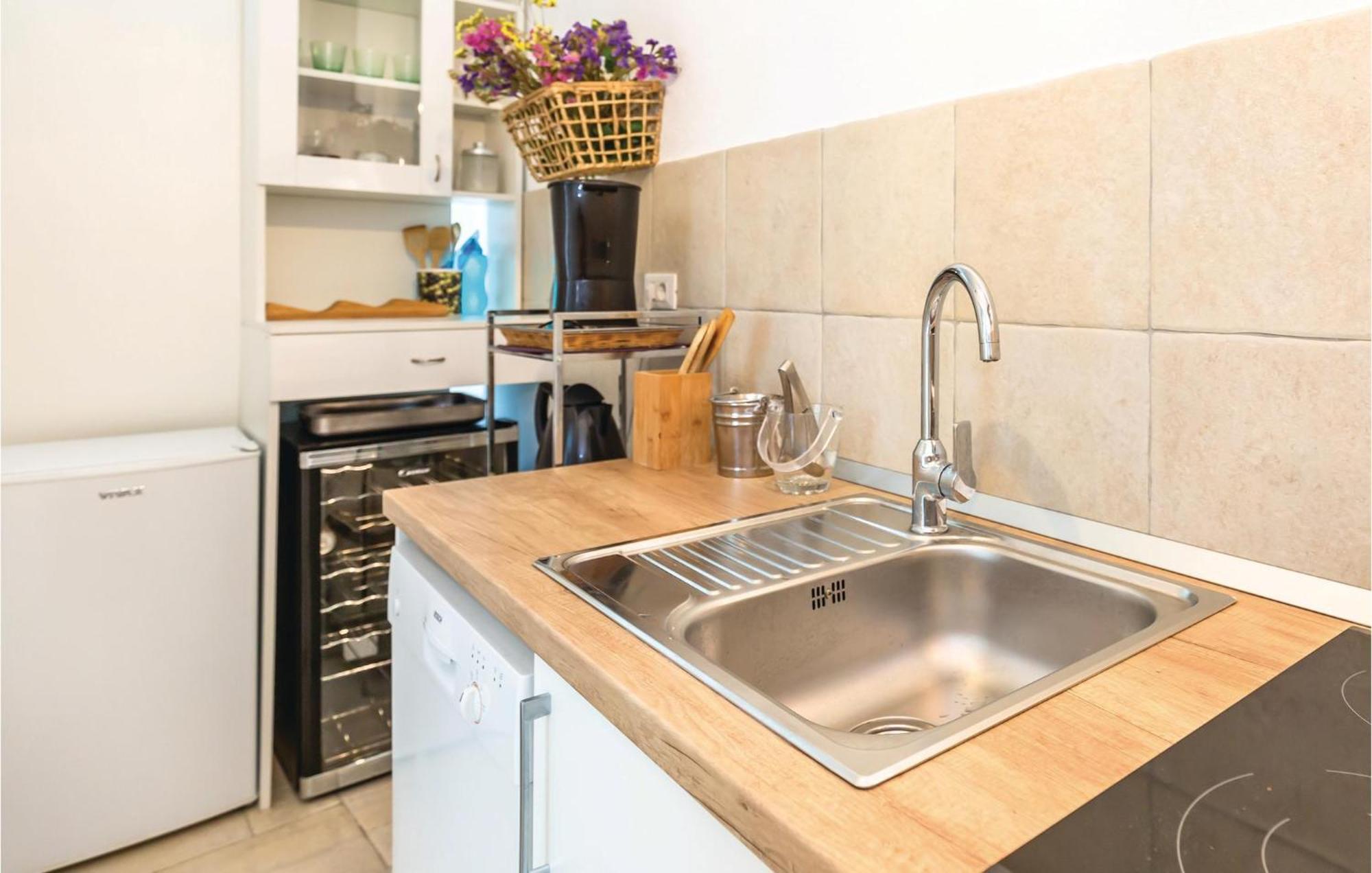 1 Bedroom Gorgeous Apartment In 马卡尔斯卡 外观 照片