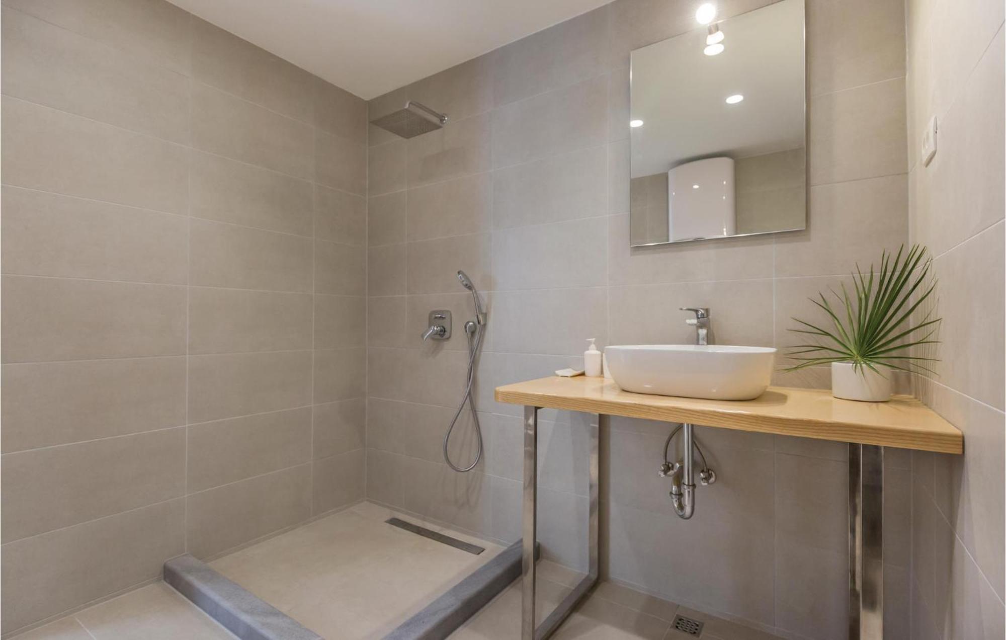 1 Bedroom Gorgeous Apartment In 马卡尔斯卡 外观 照片